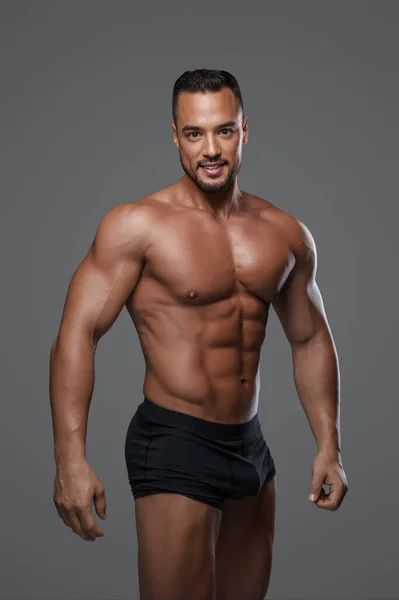 Verbazingwekkend Knap Mannelijk Model Met Een Gebeeldhouwde Lichaamsbouw Poseert Zwarte — Stockfoto