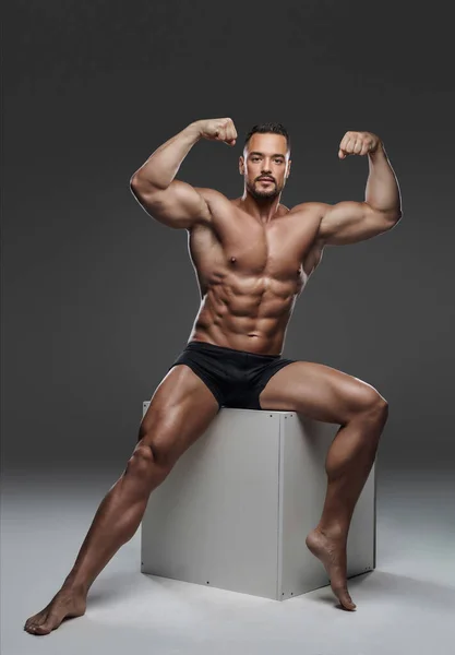 Mycket Stilig Och Muskulös Manlig Modell Klädd Svarta Trosor Visar — Stockfoto