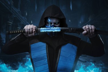 Katana sheathe Katana ile gri arka planda izole edilmiş buz suikastçısının stüdyo görüntüleri..