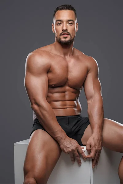 Modelo Masculino Surpreendentemente Bonito Musculoso Cuecas Pretas Senta Cubo Branco — Fotografia de Stock