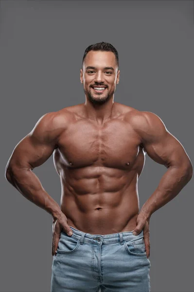 Charmig Och Muskulös Manlig Modell Med Ett Bländande Leende Ställer — Stockfoto