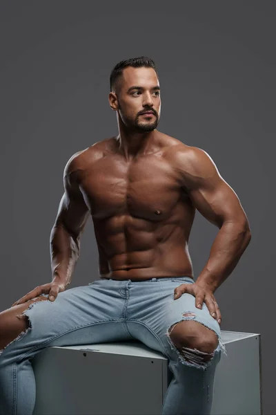 Modelo Masculino Notavelmente Atraente Com Físico Muscular Posa Topless Jeans — Fotografia de Stock