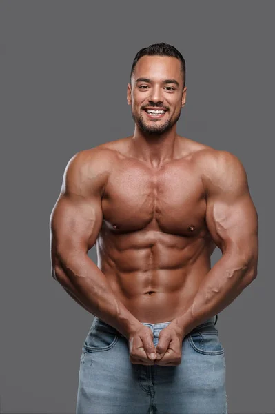 Charmantes Und Muskulöses Männliches Model Mit Schillerndem Lächeln Posiert Hemdlos — Stockfoto