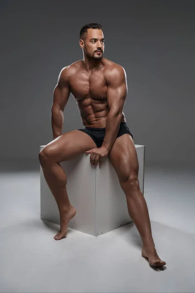 Modèle Masculin Incroyablement Beau Musclé Slip Noir Assis Sur Cube — Photo