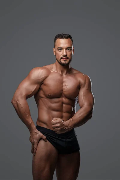Verbazingwekkend Knap Mannelijk Model Met Een Gebeeldhouwde Lichaamsbouw Poseert Zwarte — Stockfoto