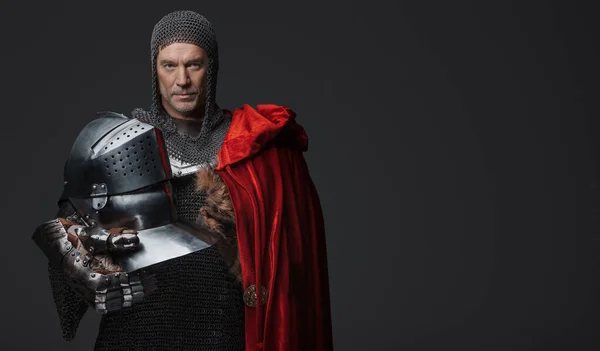 Dit Portret Vangt Een Middeleeuwse Krijger Harnas Met Een Rode — Stockfoto