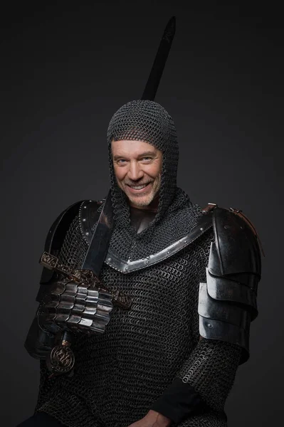 Ağır Zırhlı Bir Şövalye Geniş Bir Gülümseme Takınarak Kılıcını Sallayarak — Stok fotoğraf