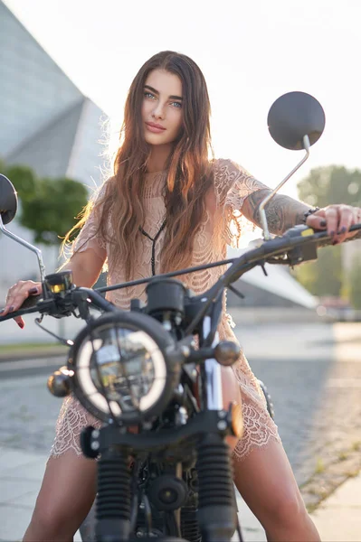Hermosa Chica Ojos Azules Sentada Motocicleta Retro Contra Telón Fondo —  Fotos de Stock