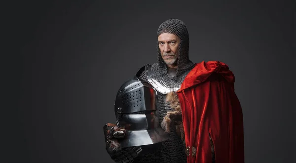 Detta Porträtt Fångar Medeltida Krigare Rustning Med Röd Mantel Draperad — Stockfoto