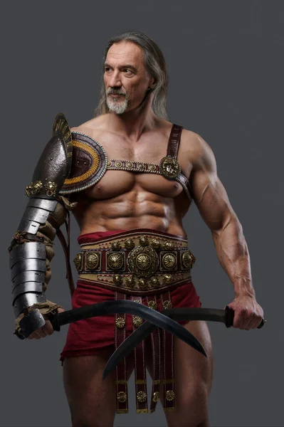 Distinguished Oudere Gladiator Straalt Kracht Kracht Elegante Lichtgewicht Pantser Het — Stockfoto
