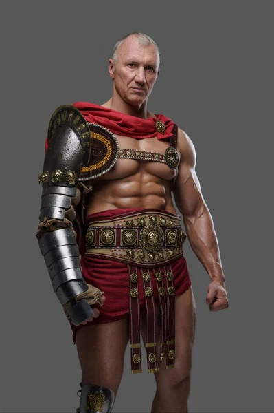 Seasoned Muscular Gladiator Mature Years Rough Appearance Wears Armor Stands — Stock Photo, Image