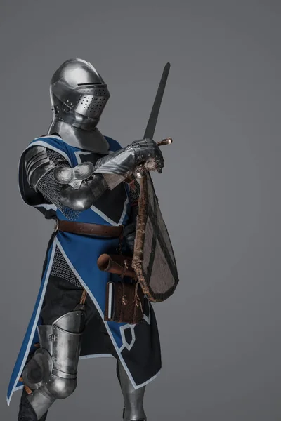 Средневековый Рыцарь Активной Боевой Позе Владеющий Мечом Щитом Сером Фоне — стоковое фото
