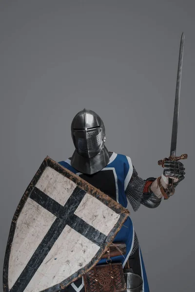 Mittelalterlicher Ritter Aktiver Kampfpose Schwert Und Schild Vor Grauem Hintergrund — Stockfoto