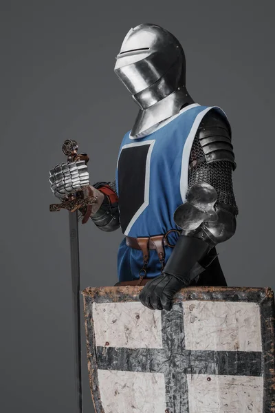 Caballero Medieval Azul Sobretodo Con Espada Escudo Sobre Fondo Gris — Foto de Stock