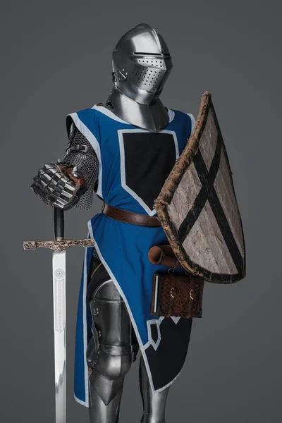 Синій Середньовічний Лицар Мечем Щитом Сірому Фоні — стокове фото