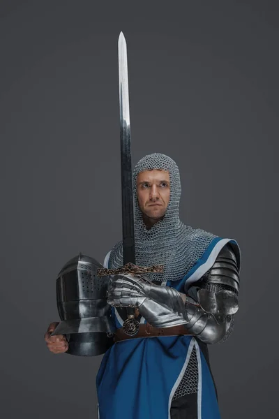 Orgulhoso Cavaleiro Ergue Segurando Sua Espada Capacete Vestindo Casaco Azul — Fotografia de Stock