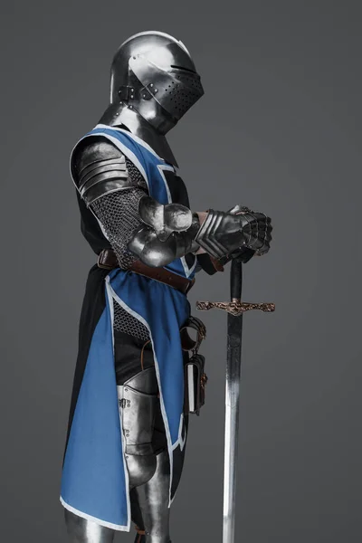 Średniowieczny Strażnik Ubrany Zbroję Niebieski Surcoat Trzymający Miecz Stojący Posągu — Zdjęcie stockowe