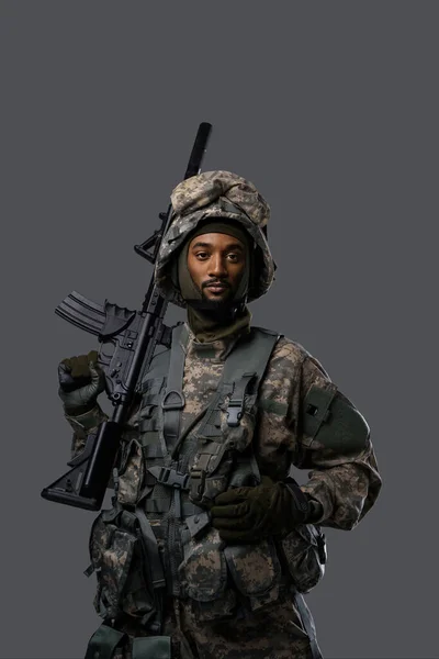 Soldado Confiado Uniforme Casco Otan Posa Con Rifle Sobre Fondo —  Fotos de Stock