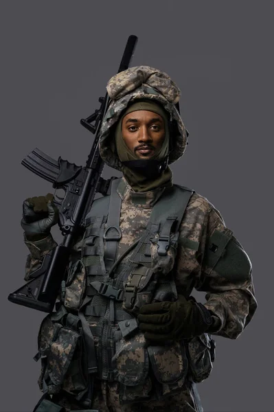 Soldat Peau Foncée Uniforme Casque Otan Pose Avec Une Expression — Photo
