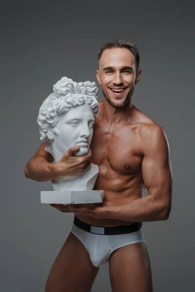 Okouzlující Mužský Model Oblečený Pouze Spodním Prádle Ukazuje Vřelý Úsměv — Stock fotografie