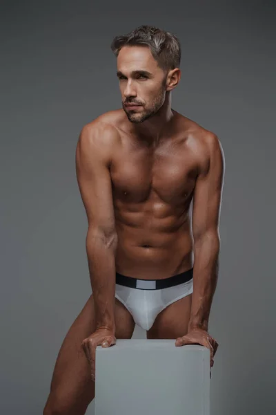 Atraktivní Mužský Model Krásnou Postavou Holým Trupem Pózující Spodním Prádle — Stock fotografie