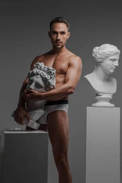 Modelo Masculino Carismático Con Físico Esculpido Posa Junto Busto Una — Foto de Stock