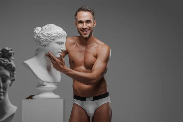 Een Sexy Lachend Mannelijk Model Alleen Gekleed Ondergoed Poseert Vrolijk — Stockfoto