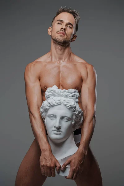 Sadece Çamaşırı Giymiş Baştan Çıkarıcı Bir Erkek Model Vücuduna Bastırılmış — Stok fotoğraf