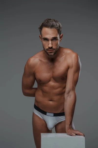 Atractivo Modelo Masculino Con Físico Guapo Torso Desnudo Posando Ropa — Foto de Stock