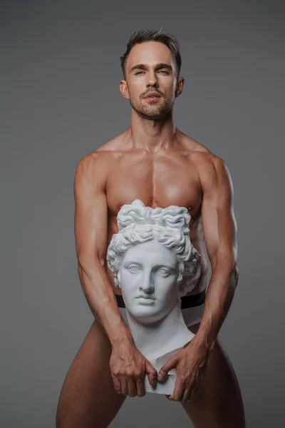 Svůdný Mužský Model Dokonalou Postavou Sebevědomě Pózuje Jen Spodním Prádle — Stock fotografie
