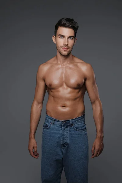 Sexy Charismatisch Brunette Mannelijk Model Met Een Kale Romp Jeans — Stockfoto