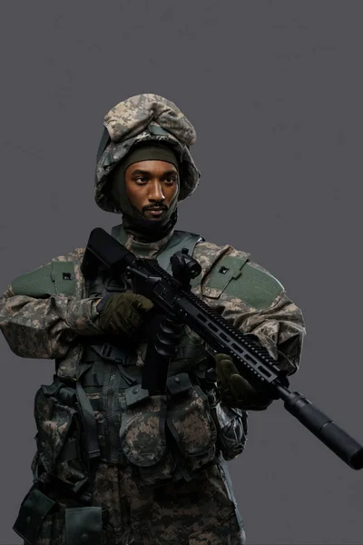 身穿北约制服 头戴头盔的勇敢士兵拿着来福枪站在那里 专注于目标 展示了他的勇敢精神 — 图库照片