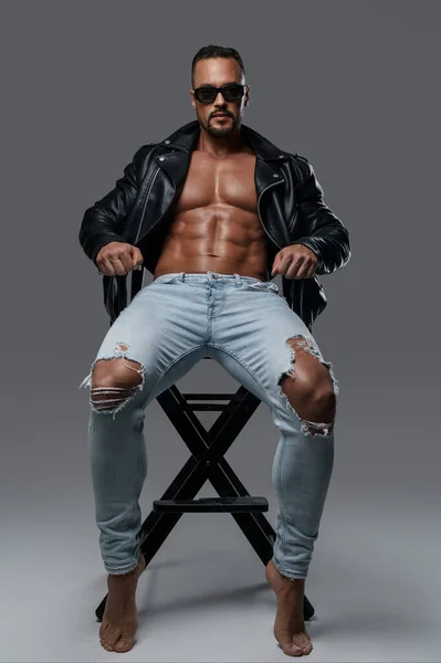 Modelo Masculino Atractivo Con Torso Musculoso Sin Camisa Posa Jeans — Foto de Stock