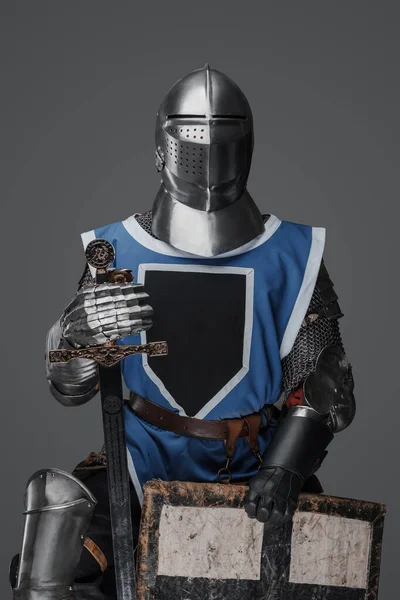 Средневековый Рыцарь Синем Сюртуке Мечом Щитом Сером Фоне — стоковое фото