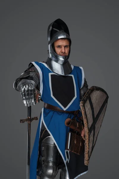 Valente Guerreiro Medieval Usando Armadura Casaco Azul Com Viseira Levantada — Fotografia de Stock