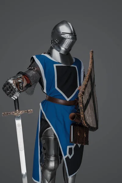 Guardia Medieval Vestida Con Armadura Sobretodo Azul Sosteniendo Una Espada — Foto de Stock