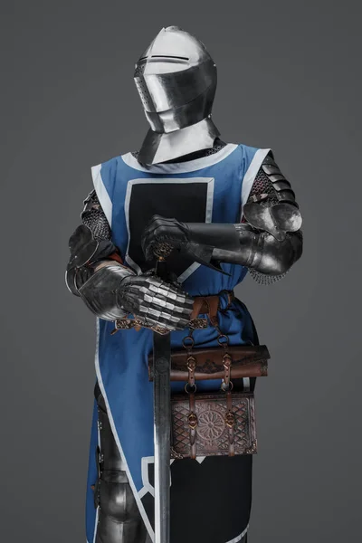 Guarda Medieval Vestida Armadura Casaco Azul Segurando Uma Espada Pose — Fotografia de Stock