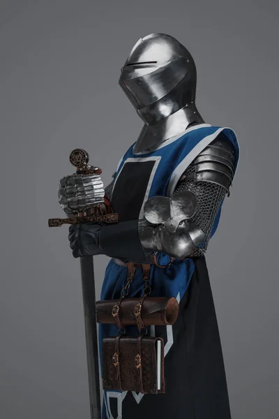 Średniowieczny Żołnierz Ubrany Niebieski Surcoat Zbroję Trzymający Miecz Nieruchomą Posągową — Zdjęcie stockowe