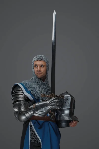 Orgulhoso Cavaleiro Ergue Segurando Sua Espada Capacete Vestindo Casaco Azul — Fotografia de Stock