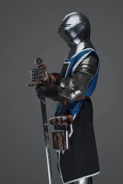Ένας Μεσαιωνικός Στρατιώτης Ντυμένος Μπλε Παλτό Και Πανοπλία Κρατώντας Ένα — Φωτογραφία Αρχείου