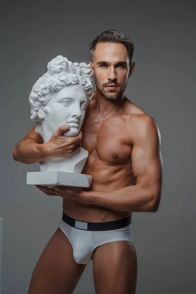 Büyüleyici Bir Erkek Model Sadece Çamaşırlarıyla Bir Yunan Heykelinin Büstünü — Stok fotoğraf