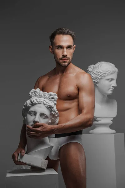 Modelo Masculino Carismático Con Físico Esculpido Posa Junto Busto Una — Foto de Stock