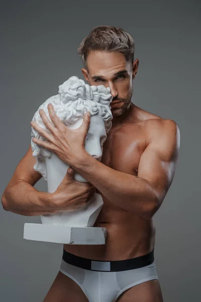 Büyüleyici Bir Erkek Model Sadece Çamaşırlarıyla Bir Yunan Heykelinin Büstünü — Stok fotoğraf