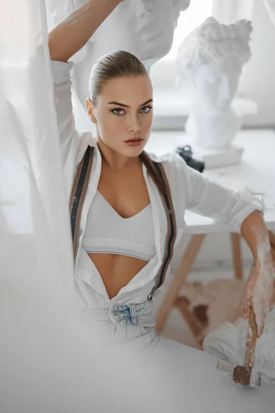 Prachtige Vrouw Een Verscheurd Wit Shirt Spijkerbroek Met Bretels Zelfverzekerd — Stockfoto