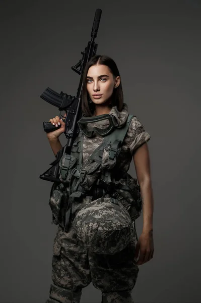 Stunning Female Soldier Wearing Military Uniform Holding Automatic Rifle Grey — Stock Photo, Image