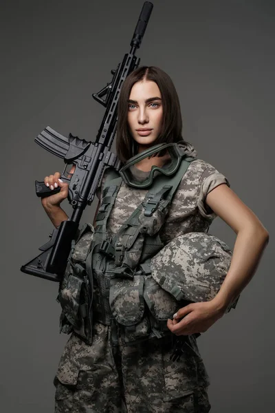Приголомшлива Жінка Солдат Військовій Формі Тримає Автоматичну Гвинтівку Сірому Фоні — стокове фото