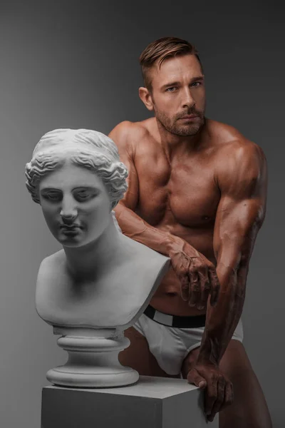 Impresionante Modelo Masculino Mostrando Físico Esculpido Ropa Interior Junto Una —  Fotos de Stock