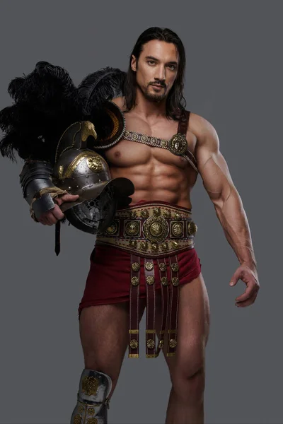 Kraftvoller Gladiator Mit Stylischem Bart Trägt Eine Leichte Komplizierte Rüstung — Stockfoto