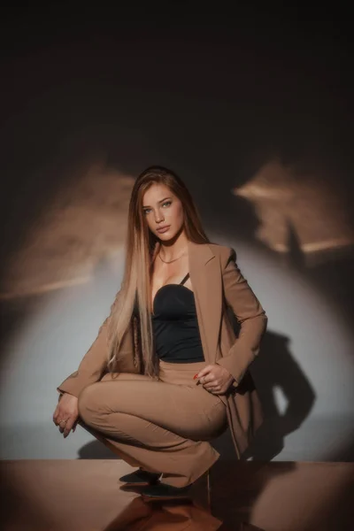 Attraktiv Ung Kvinna Bär Beige Kostym Ler Och Poserar Elegant — Stockfoto