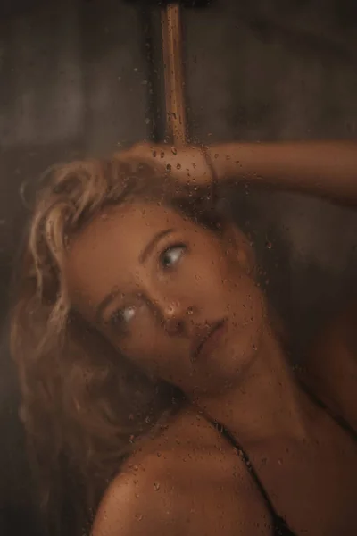 Stunning Close Blonde Beauty Black Bikini Captured Water Droplet Covered — Stock Photo, Image